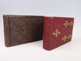 paire de livres anciens reliés en cuir avec des motifs estampés à l'or