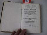 quelqu'un tient un livre ouvert sur lequel est accrochée une étiquette rouge