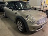 une photo d'une Mini Cooper argentée dans un garage