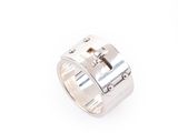 gros plan d'une bague en argent sur fond blanc