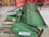 une machine verte posée sur une palette