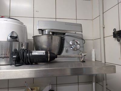 un plan de travail de cuisine sur lequel sont posés un batteur et un mixeur