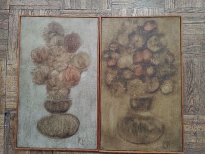 deux tableaux représentant des fleurs, posés sur un parquet près d'un mur
