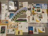 une table sur laquelle sont posés de nombreux timbres et cartes postales