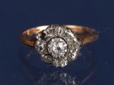 une vieille bague sertie d'un diamant taillé, posée sur une surface réfléchissante