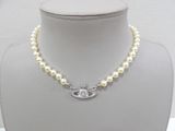 collier de perles et de diamants avec un pendentif « œil maléfique »