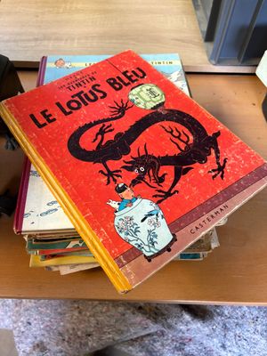 une pile de livres posée sur une table en bois