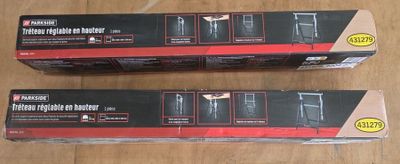deux boîtes contenant des appareils électroniques noirs et rouges posées sur une table en bois