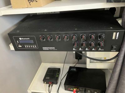 une photo d'un rack de matériel électronique dans une pièce