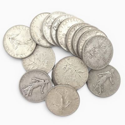 une pile de pièces d'argent posée sur une surface blanche