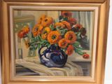 un tableau représentant des fleurs orange dans un vase bleu posé sur une table