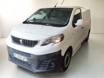 une camionnette blanche garée dans une pièce blanche