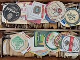 de nombreux modèles de sous-verres dans une boîte en bois
