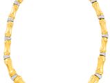 un collier en or jaune et en or blanc, serti de diamants, sur fond blanc