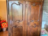 une grande armoire en bois au milieu d'une pièce