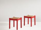 une paire de tabourets rouges avec une assise et des pieds en liège