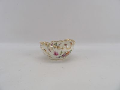 petit bol en porcelaine orné d'un motif floral sur fond blanc