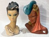 deux têtes de mannequin, chacune coiffée d'un chapeau