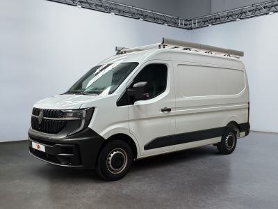 la photo d'une camionnette blanche garée dans un garage