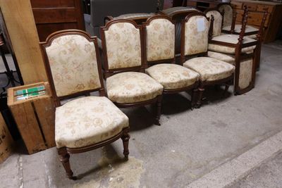 de nombreuses chaises alignées sur le sol