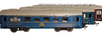 un wagon bleu et argent sur fond blanc