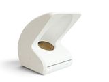 un distributeur de papier toilette blanc percé d'un trou