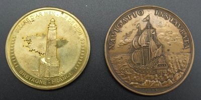 deux pièces de monnaie posées sur une table