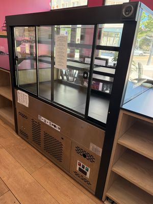 une vitrine au milieu d'un magasin remplie de produits alimentaires