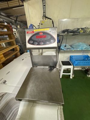 une machine posée sur une table dans une pièce