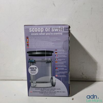 une boîte contenant un mixeur, posée sur une table