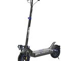 gros plan d'un scooter sur fond blanc