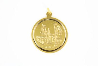 une image représentant un pendentif en or orné d'un château