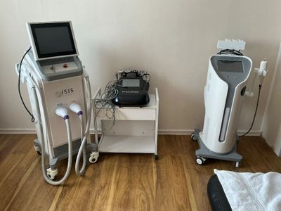 un ordinateur portable et un ordinateur portable posés sur une table à côté d'un ordinateur portable