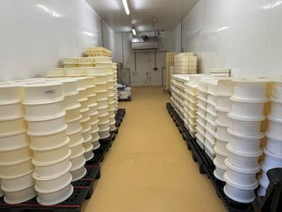 de nombreux seaux blancs empilés les uns sur les autres dans une pièce