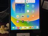 une tablette posée sur une table sur laquelle figure un chiffre