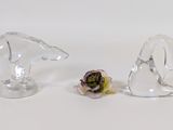 deux figurines représentant un chien et une fleur sur un fond blanc