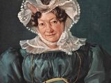 portrait d'une femme en robe bleue portant un bonnet blanc