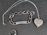 un collier, une bague et un bracelet en argent ornés d'un cœur