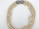 un collier à trois rangs de perles avec un fermoir en diamant