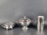 trois couverts posés sur une table avec un fond gris