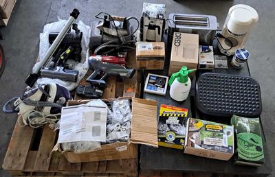 une pile d'objets assortis sur une palette