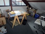 une pièce contenant un bureau, une chaise et d'autres objets