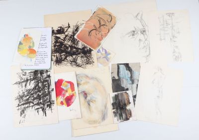 beaucoup de dessins et d'images sur la table