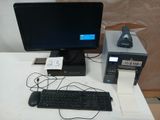 un ordinateur de bureau posé sur une table avec un clavier et une souris