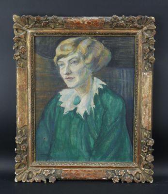 une peinture à l'huile représentant une femme en robe verte, dans un cadre doré