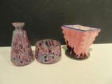 trois vases posés l'un à côté de l'autre sur une table