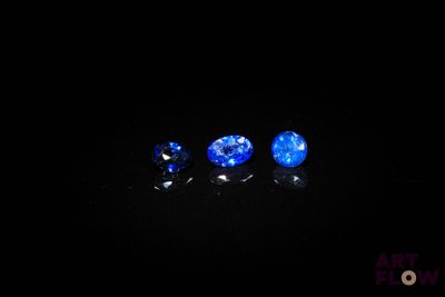 une paire de saphirs bleus dans l'obscurité