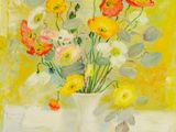 tableau représentant des fleurs dans un vase blanc posé sur une table, sur fond jaune