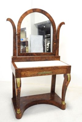 une photo d'une coiffeuse en bois surmontée d'un miroir