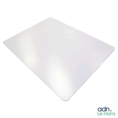 un gros plan d'un tapis de souris blanc posé sur une surface blanche